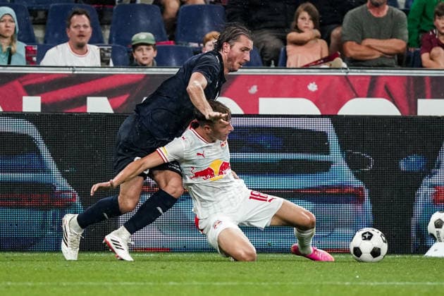 Fussball: Österreich: UEFA Europa League Qualifikation 2026 2027 - 3. Runde, 06.08.2026 - FC Red Bull Salzburg (Österreich) vs. Pafos FC (Zypern) - Red Bull Arena (Wals-Siezenheim, Österreich); Ivan Sunjic (Pafos FC), Niklas Veratschnig (FC Salzburg) Copyright: xLUKAxKOLANOVICx