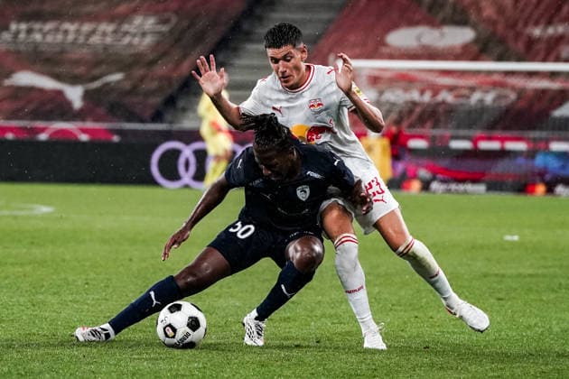 Fussball: Österreich: UEFA Europa League Qualifikation 2026 2027 - 3. Runde, 06.08.2026 - FC Red Bull Salzburg (Österreich) vs. Pafos FC (Zypern) - Red Bull Arena (Wals-Siezenheim, Österreich); Vlad Dragomir (Pafos FC), Damir Redzic (FC Salzburg) Copyright: xLUKAxKOLANOVICx