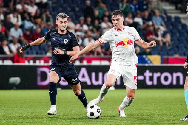 Fussball: Österreich: UEFA Europa League Qualifikation 2026 2027 - 3. Runde, 06.08.2026 - FC Red Bull Salzburg (Österreich) vs. Pafos FC (Zypern) - Red Bull Arena (Wals-Siezenheim, Österreich); Vlad Dragomir (Pafos FC), Bartosz Mazurek (FC Salzburg) Copyright: xLUKAxKOLANOVICx
