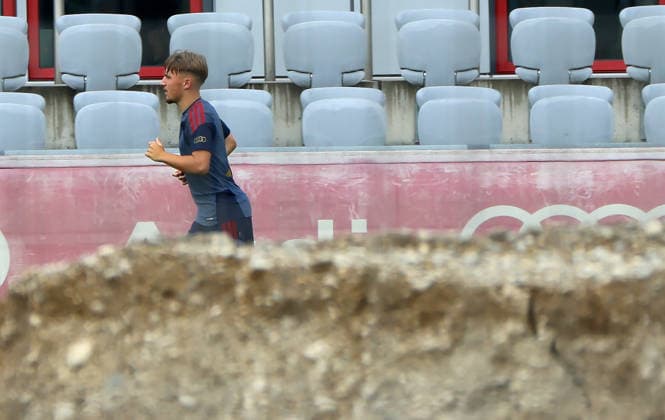 06.08.2026, FC Bayern Muenchen, Training, Saebenerstrasse Muenchen , Fussball, im Bild: Lennart Karl (FC Bayern Muenchen) joggt