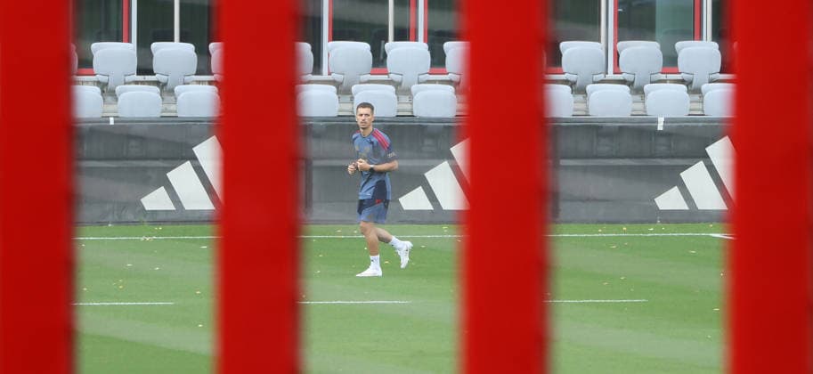06.08.2026, FC Bayern Muenchen, Training, Saebenerstrasse Muenchen , Fussball, im Bild: Bryan Zaragoza (FC Bayern Muenchen) joggt