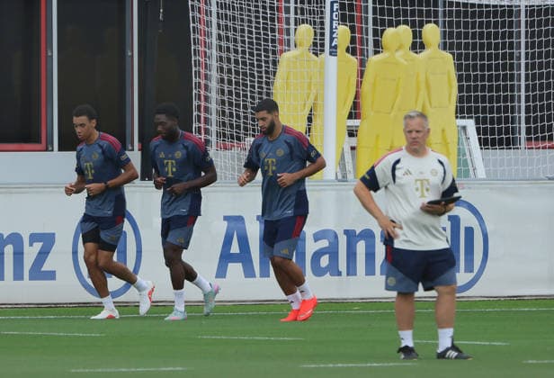 06.08.2026, FC Bayern Muenchen, Training, Saebenerstrasse Muenchen , Fussball, im Bild: Jamal Musiala (FC Bayern Muenchen), Alphons Davies (FC Bayern Muenchen), Ismael Saibari (FC Bayern Muenchen) joggen, Kondition Trainer Benjamin Sommer (FC Bayern Muenchen)