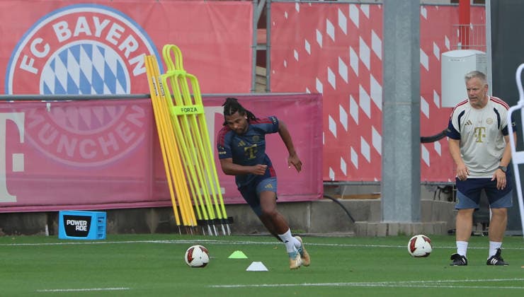 06.08.2026, FC Bayern Muenchen, Training, Saebenerstrasse Muenchen , Fussball, im Bild: Serge Gnabry (FC Bayern Muenchen) und Benjamin Sommer (FC Bayern Muenchen)