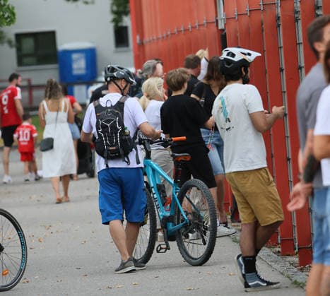 06.08.2026, FC Bayern Muenchen, Training, Saebenerstrasse Muenchen , Fussball, im Bild: Zahlreiche Fans wollen die Stars sehen