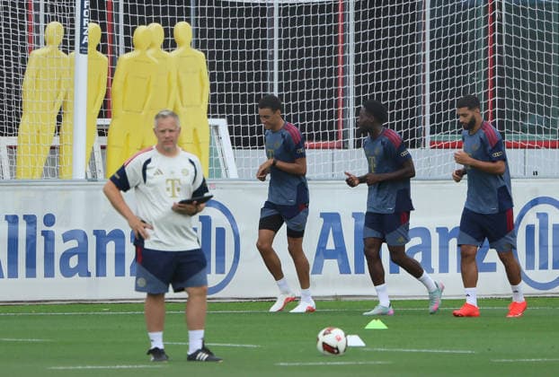 06.08.2026, FC Bayern Muenchen, Training, Saebenerstrasse Muenchen , Fussball, im Bild: Viel joggen muss man wenn Benjamin Sommer (FC Bayern Muenchen) die Trainingseinheit leitet, Jamal Musiala (FC Bayern Muenchen), Alphons Davies (FC Bayern Muenchen) und Ismael Saibari (FC Bayern Muenchen) wissen es