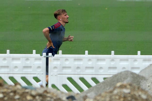 06.08.2026, FC Bayern Muenchen Training, Fussball, im Bild: Lennart Karl (FC Bayern Muenchen) joggt und fasst sich an den Ruecken
