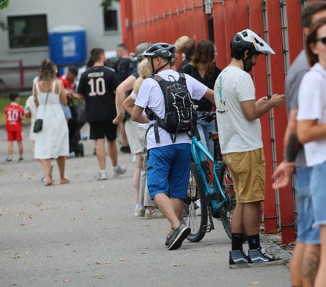 06.08.2026, FC Bayern Muenchen, Training, Saebenerstrasse Muenchen , Fussball, im Bild: Zahlreiche FCB Fans koennen nicht viel sehen