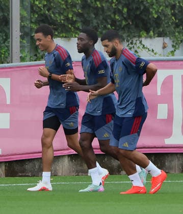 06.08.2026, FC Bayern Muenchen, Training, Saebenerstrasse Muenchen , Fussball, im Bild: Jamal Musiala (FC Bayern Muenchen), Alphons Davies (FC Bayern Muenchen) und Ismael Saibari (FC Bayern Muenchen) haben gute Laune