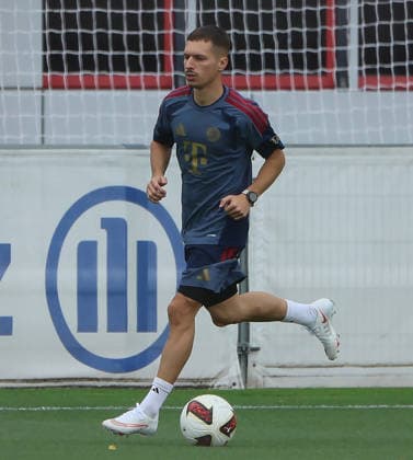 06.08.2026, FC Bayern Muenchen, Training, Saebenerstrasse Muenchen , Fussball, im Bild: Bryan Zaragoza (FC Bayern Muenchen) am Ball