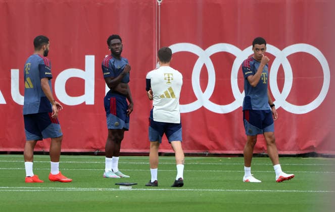 06.08.2026, FC Bayern Muenchen, Training, Saebenerstrasse Muenchen , Fussball, im Bild: Ismael Saibari (FC Bayern Muenchen), Alphons Davies (FC Bayern Muenchen), Simon Martinello (FC Bayern Muenchen) und Jamal Musiala (FC Bayern Muenchen)