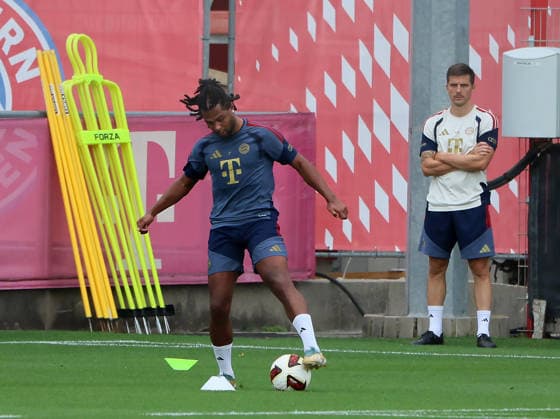 06.08.2026, FC Bayern Muenchen, Training, Saebenerstrasse Muenchen , Fussball, im Bild: Serge Gnabry (FC Bayern Muenchen) kurz von Simon Martinello (FC Bayern Muenchen) beobachtet
