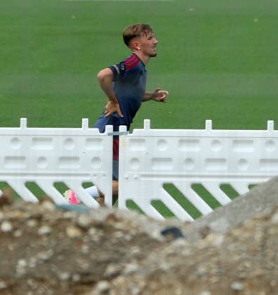 06.08.2026, FC Bayern Muenchen, Training, Saebenerstrasse Muenchen , Fussball, im Bild: Lennart Karl (FC Bayern Muenchen) mit Ruecken Problem