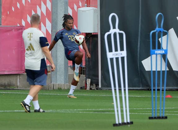 06.08.2026, FC Bayern Muenchen, Training, Saebenerstrasse Muenchen , Fussball, im Bild: Benjamin Sommer (FC Bayern Muenchen) und Serge Gnabry (FC Bayern Muenchen)
