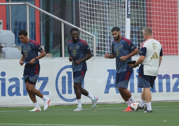 06.08.2026, FC Bayern Muenchen, Training, Saebenerstrasse Muenchen , Fussball, im Bild: Mit Benjamin Sommer (FC Bayern Muenchen) muss man vor dem Training viel joggen, Jamal Musiala (FC Bayern Muenchen), Alphons Davies (FC Bayern Muenchen) Ismael Saibari (FC Bayern Muenchen) wissen es