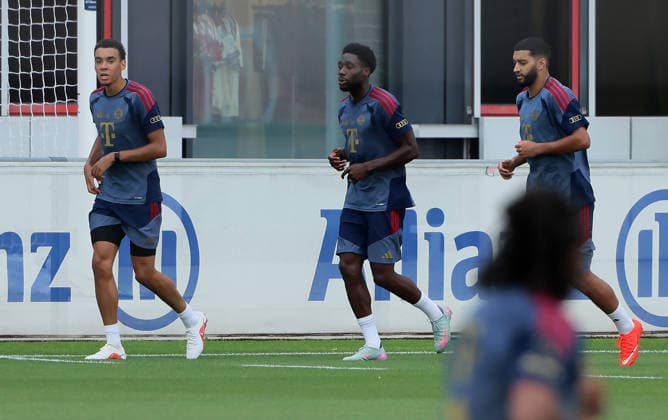 06.08.2026, FC Bayern Muenchen, Training, Saebenerstrasse Muenchen , Fussball, im Bild: Jamal Musiala (FC Bayern Muenchen), Alphons Davies (FC Bayern Muenchen), Ismael Saibari (FC Bayern Muenchen) und Serge Gnabry (FC Bayern Muenchen) joggen