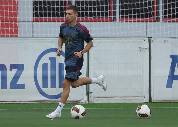 06.08.2026, FC Bayern Muenchen, Training, Saebenerstrasse Muenchen , Fussball, im Bild: Bryan Zaragoza (FC Bayern Muenchen) am Ball