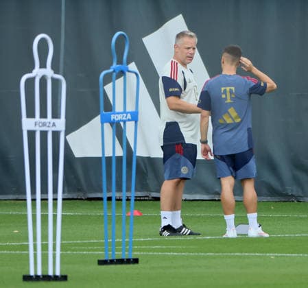 06.08.2026, FC Bayern Muenchen Training, Fussball, im Bild: Benjamin Sommer (FC Bayern Muenchen) und Bryan Zaragoza (FC Bayern Muenchen)