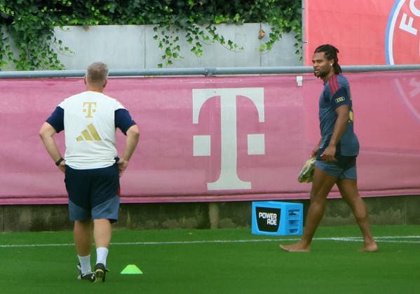 06.08.2026, FC Bayern Muenchen Training, Fussball, im Bild: Benjamin Sommer (FC Bayern Muenchen) und Serge Gnabry (FC Bayern Muenchen)