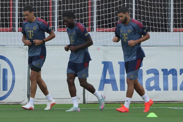 06.08.2026, FC Bayern Muenchen Training, Fussball, im Bild: Jamal Musiala (FC Bayern Muenchen), Alphons Davies (FC Bayern Muenchen) und Ismael Saibari (FC Bayern Muenchen)
