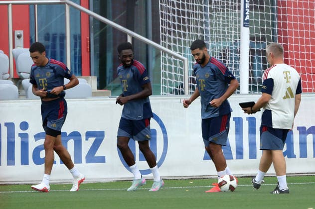 06.08.2026, FC Bayern Muenchen Training, Fussball, im Bild: Jamal Musiala (FC Bayern Muenchen), Alphons Davies (FC Bayern Muenchen), Ismael Saibari (FC Bayern Muenchen) und Benjamin Sommer (FC Bayern Muenchen)