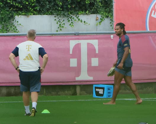 06.08.2026, FC Bayern Muenchen Training, Fussball, im Bild: Benjamin Sommer (FC Bayern Muenchen) und Serge Gnabry (FC Bayern Muenchen) am Ende des Trainings