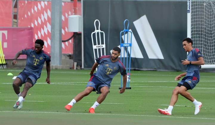 06.08.2026, FC Bayern Muenchen Training, Fussball, im Bild: Alphons Davies (FC Bayern Muenchen), Ismael Saibari (FC Bayern Muenchen) und Jamal Musiala (FC Bayern Muenchen)
