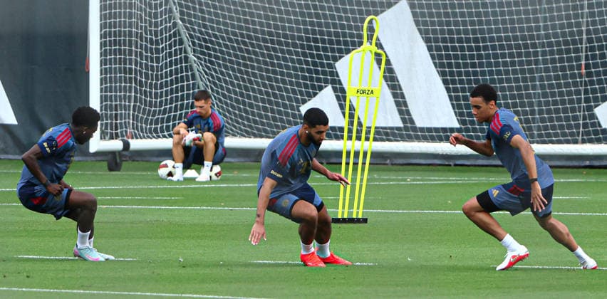 06.08.2026, FC Bayern Muenchen Training, Fussball, im Bild: Alphons Davies (FC Bayern Muenchen), Ismael Saibari (FC Bayern Muenchen) und Jamal Musiala (FC Bayern Muenchen), hinten ins Tor Bryan Zaragoza (FC Bayern Muenchen)