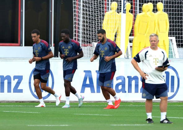 06.08.2026, FC Bayern Muenchen Training, Fussball, im Bild: Jamal Musiala (FC Bayern Muenchen), Alphons Davies (FC Bayern Muenchen), Ismael Saibari (FC Bayern Muenchen) und Benjamin Sommer (FC Bayern Muenchen)