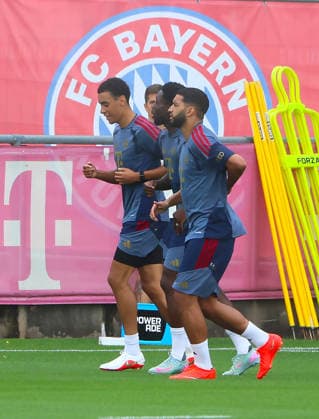06.08.2026, FC Bayern Muenchen Training, Fussball, im Bild: Jamal Musiala (FC Bayern Muenchen), Alphons Davies (FC Bayern Muenchen), Simon Martinello (FC Bayern Muenchen) und Ismael Saibari (FC Bayern Muenchen)