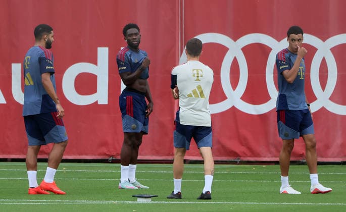 06.08.2026, FC Bayern Muenchen Training, Fussball, im Bild: Ismael Saibari (FC Bayern Muenchen),Alphons Davies (FC Bayern Muenchen), Simon Martinello (FC Bayern Muenchen) und Jamal Musiala (FC Bayern Muenchen)
