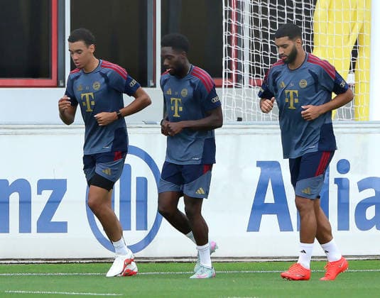 06.08.2026, FC Bayern Muenchen Training, Fussball, im Bild: Jamal Musiala (FC Bayern Muenchen), Alphons Davies (FC Bayern Muenchen) und Ismael Saibari (FC Bayern Muenchen)