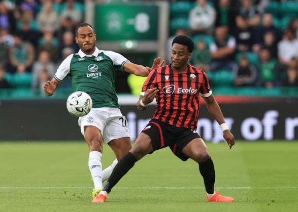 Hibernian v KF Shk‘ndija UEFA Europa Conference League Jordan Obita of Hibernian (left) competes for the ball with Fabrice Tamba of KF Shk‘ndija during the UEFA Europa Conference League Third Qualifying Round First Leg match at Easter Road, Edinburgh 06 08 2026 UK Newspapers OUT Copyright: xFredxPalmerx FIL-23732-0114