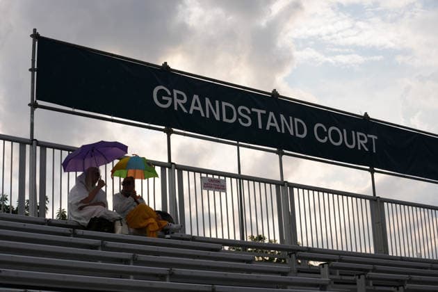 National Bank Open 2026 - Day 6 TORONTO, CANADA - AUGUST 6 : Fans shelter under an umbrella as rain delays the WTA, Tennis Damen 1000 National Bank Open round of 32 during match between Amanda Anisimova of United States and Nikola Bartunkova of Czech Republic in Toronto, Ontario, Canada on August 6, 2026. Mert Alper Dervis Anadolu Ontario Canada. Editorial use only. Please get in touch for any other usage.  Copyright: x2026xAnadoluxMertxAlperxDervisx
