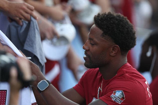 August 6, 2026, Canton, Ohio, USA: Arizona Cardinals player signs autographs prior to the 2026 Pro Football Hall of Fame Game between the Carolina Panthers and Arizona Cardinals at Tom Benson Hall of Fame Stadium on August 6, 2026 in Canton, Ohio. Canton USA - ZUMAs335 20260806_znp_s335_007 Copyright: xMatthewxSmithx