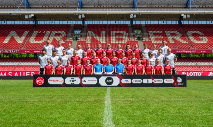 04.08.2026 - 1. FC Nürnberg FCN ( Club Clubfrauen ) - 1. Frauen Fussball Bundesliga BL - Saison 2026 2027 - Fototermin Porträttermin Vorstellung Präsentation Pressetermin - - xwoxzix - Mannschaftsfoto Teamfoto Mannschaft Team - vorne von links : Keira Bednorz (21, 1. FC Nürnberg FCN ) Fany Proniez (3, 1. FC Nürnberg FCN ) Jacqueline Baumgärtel Baumgaertel (20, 1. FC Nürnberg FCN ) Alexsandra Lobanova (4, 1. FC Nürnberg FCN ) Nastassja Lein (24, 1. FC Nürnberg FCN ) Rebecca Adamczyk (33, 1. FC Nürnberg FCN ) Lourdes Carmen Romero Grzondziel (1, 1. FC Nürnberg FCN ) Sina Tölzel Toelzel (31, 1. FC Nürnberg FCN ) Sanja Homann (19, 1. FC Nürnberg FCN ) Jonna Brengel (10, 1. FC Nürnberg FCN ) Zuzanna Grzywinska (16, 1. FC Nürnberg FCN ) Louna Lapassouse (99, 1. FC Nürnberg FCN ) Charline Coutel (6, 1. FC Nürnberg FCN ) Mitte von links : Omar Adlani (Trainer 1. FC Nürnberg FCN ) Jason Altmann ( Co-Trainer 1. FC Nürnberg FCN ) Isabel Bauer ( Co-Trainerin 1. FC Nürnberg FCN ) Leia Varley (2, 1. FC Nürnberg FCN ) Julia Pollak (22, 1. FC Nürnberg FCN ) Amelie Thöle Thoele (12, 1. FC Nürnberg FCN ) Marlene Lindner (14, 1. FC Nürnberg FCN ) Selma Licina (7, 1. FC Nürnberg FCN ) Laura Miller (9, 1. FC Nürnberg FCN ) Meret Günster Guenster (8, 1. FC Nürnberg FCN ) Franziska Mai (18, 1. FC Nürnberg FCN ) Dr. Lotta Hielscher ( Mannschaftsärztin 1. FC Nürnberg FCN ) Dr. Andreas Kopf ( Mannschaftsarzt 1. FC Nürnberg FCN ) Prof. Dr. Werner Krutsch ( Mannschaftsarzt 1. FC Nürnberg FCN ) Hinten von links : Melwin Wulff ( Torwart-Trainer 1. FC Nürnberg FCN ) Domen Kotnjek ( Reha- Athletiktrainer 1. FC Nürnberg FCN ) Laura Lücker ( Teammanagerin 1. FC Nürnberg FCN ) Alan Niksic ( Betreuer 1. FC Nürnberg FCN ) Lara Meroni (11, 1. FC Nürnberg FCN ) Clara Fröhlich Froehlich (5, 1. FC Nürnberg FCN ) Marie Bleil (17, 1. FC Nürnberg FCN ) Hanna Deuber (29, 1. FC Nürnberg FCN ) Maelle Seguin (28, 1. FC Nürnberg FCN ) Emöke Emoeke Papai (15, 1. FC Nürnberg FCN ) Lea Siebenhaar ( Sportpsychologin FCN ) Yamila Fischlein ( Physio 1. FC Nürnberg FCN ) Christian Reinhardt (Physio 1. FC Nürnberg FCN )