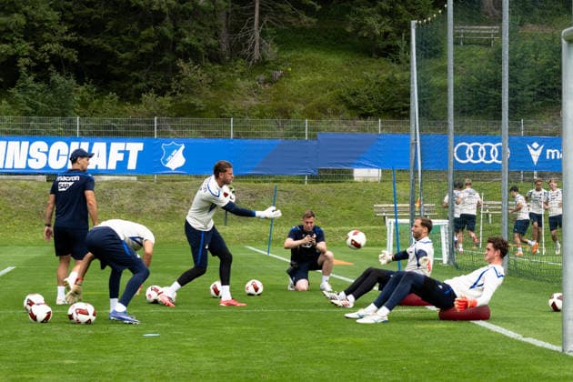 Torwarttraining mit den drei Torhuetern: Oliver Baumann, (TSG Hoffenheim, 01), Mitte sitzen, Lukas Petersson, (TSG Hoffenheim, 36), rechts, und Luca Philipp, (TSG Hoffenheim, 37), links werfend, TSG Hoffenheim, Fussball, Trainingslager, Saison Vorbereitung, Saison 2026 2027, GER, 06.08.2026, Eibner-Pressefoto Andreas Ulmer TSG Hoffenheim, Fussball, Trainingslager, Saison Vorbereitung, Saison 2026 2027, GER, 06.08.2026, Copyright: xEibner-Pressefoto AndreasxUlmerx EP_AUR