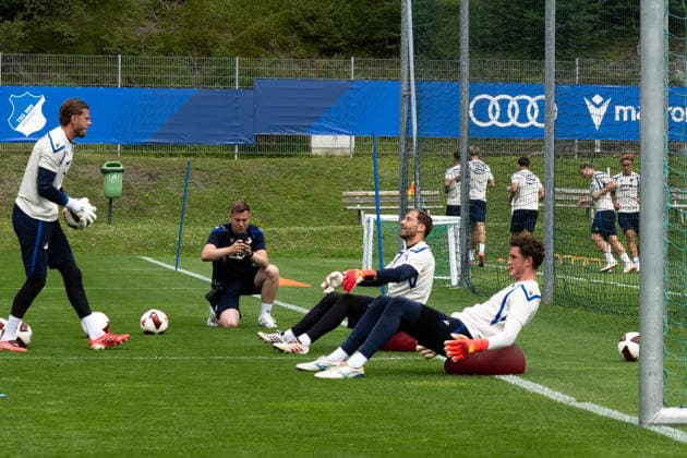 Torwarttraining mit den drei Torhuetern: Oliver Baumann, (TSG Hoffenheim, 01), Mitte sitzen, Lukas Petersson, (TSG Hoffenheim, 36), rechts, und Luca Philipp, (TSG Hoffenheim, 37), links werfend, TSG Hoffenheim, Fussball, Trainingslager, Saison Vorbereitung, Saison 2026 2027, GER, 06.08.2026, Eibner-Pressefoto Andreas Ulmer TSG Hoffenheim, Fussball, Trainingslager, Saison Vorbereitung, Saison 2026 2027, GER, 06.08.2026, Copyright: xEibner-Pressefoto AndreasxUlmerx EP_AUR