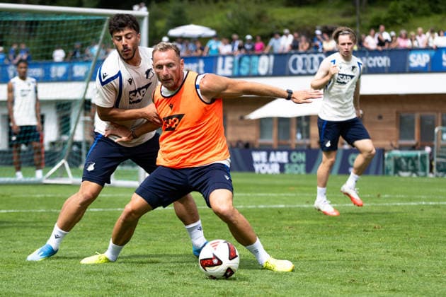 Vladimir Coufal, (TSG Hoffenheim, 34), vorne, gegen Umut Tohumcu, (TSG Hoffenheim, 25), TSG Hoffenheim, Fussball, Trainingslager, Saison Vorbereitung, Saison 2026 2027, GER, 06.08.2026, Eibner-Pressefoto Andreas Ulmer TSG Hoffenheim, Fussball, Trainingslager, Saison Vorbereitung, Saison 2026 2027, GER, 06.08.2026, Copyright: xEibner-Pressefoto AndreasxUlmerx EP_AUR