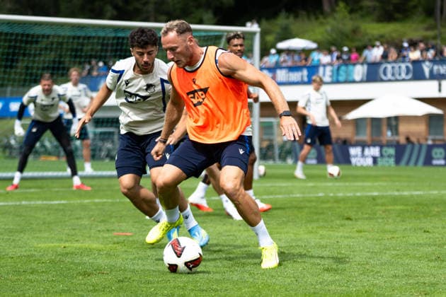 Vladimir Coufal, (TSG Hoffenheim, 34), vorne, gegen Umut Tohumcu, (TSG Hoffenheim, 25), TSG Hoffenheim, Fussball, Trainingslager, Saison Vorbereitung, Saison 2026 2027, GER, 06.08.2026, Eibner-Pressefoto Andreas Ulmer TSG Hoffenheim, Fussball, Trainingslager, Saison Vorbereitung, Saison 2026 2027, GER, 06.08.2026, Copyright: xEibner-Pressefoto AndreasxUlmerx EP_AUR