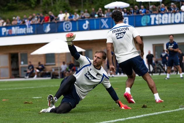 Oliver Baumann, (TSG Hoffenheim, 01) blockt den Ball gegen Ozan Kabak, (TSG Hoffenheim, 05) TSG Hoffenheim, Fussball, Trainingslager, Saison Vorbereitung, Saison 2026 2027, GER, 06.08.2026, Eibner-Pressefoto Andreas Ulmer TSG Hoffenheim, Fussball, Trainingslager, Saison Vorbereitung, Saison 2026 2027, GER, 06.08.2026, Copyright: xEibner-Pressefoto AndreasxUlmerx EP_AUR