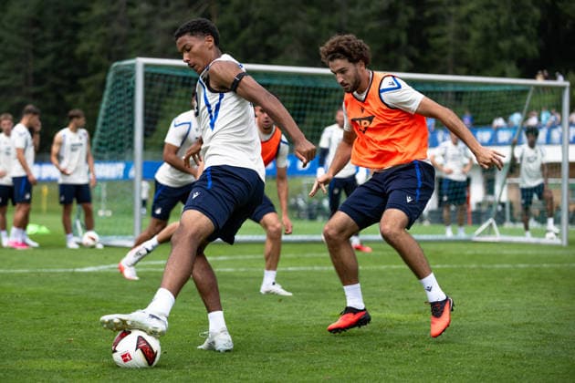 Leon Avdullahu, (TSG Hoffenheim, 07), versucht an den Ball von Tristan Spranger (TSG Hoffenheim, ) zu kpmmen, TSG Hoffenheim, Fussball, Trainingslager, Saison Vorbereitung, Saison 2026 2027, GER, 06.08.2026, Eibner-Pressefoto Andreas Ulmer TSG Hoffenheim, Fussball, Trainingslager, Saison Vorbereitung, Saison 2026 2027, GER, 06.08.2026, Copyright: xEibner-Pressefoto AndreasxUlmerx EP_AUR