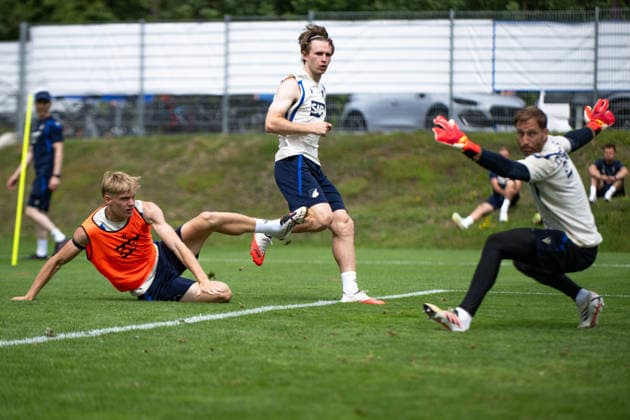 Patrick Wimmer, (TSG Hoffenheim, 08) netzt, trotz Abwehrversuchen von Nathan De Cat, (TSG Hoffenheim, 17), links, und Oliver Baumann, (TSG Hoffenheim, 01), TSG Hoffenheim, Fussball, Trainingslager, Saison Vorbereitung, Saison 2026 2027, GER, 06.08.2026, Eibner-Pressefoto Andreas Ulmer TSG Hoffenheim, Fussball, Trainingslager, Saison Vorbereitung, Saison 2026 2027, GER, 06.08.2026, Copyright: xEibner-Pressefoto AndreasxUlmerx EP_AUR
