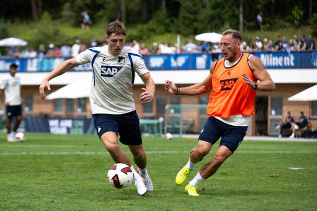 Alexander Prass, (TSG Hoffenheim, 22) mit Ball gegen Vladimir Coufal, (TSG Hoffenheim, 34), TSG Hoffenheim, Fussball, Trainingslager, Saison Vorbereitung, Saison 2026 2027, GER, 06.08.2026, Eibner-Pressefoto Andreas Ulmer TSG Hoffenheim, Fussball, Trainingslager, Saison Vorbereitung, Saison 2026 2027, GER, 06.08.2026, Copyright: xEibner-Pressefoto AndreasxUlmerx EP_AUR