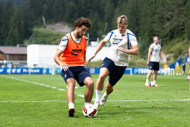 Leon Avdullahu, (TSG Hoffenheim, 07), links, bedrangt von Alessandro Vogt, (TSG Hoffenheim, ) TSG Hoffenheim, Fussball, Trainingslager, Saison Vorbereitung, Saison 2026 2027, GER, 06.08.2026, Eibner-Pressefoto Andreas Ulmer TSG Hoffenheim, Fussball, Trainingslager, Saison Vorbereitung, Saison 2026 2027, GER, 06.08.2026, Copyright: xEibner-Pressefoto AndreasxUlmerx EP_AUR