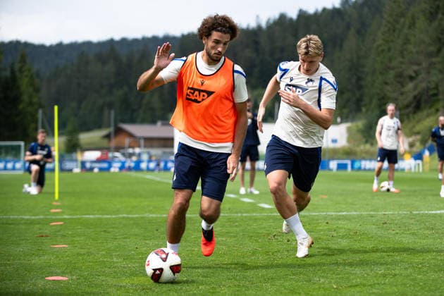 Leon Avdullahu, (TSG Hoffenheim, 07), links, bedrangt von Alessandro Vogt, (TSG Hoffenheim, ) TSG Hoffenheim, Fussball, Trainingslager, Saison Vorbereitung, Saison 2026 2027, GER, 06.08.2026, Eibner-Pressefoto Andreas Ulmer TSG Hoffenheim, Fussball, Trainingslager, Saison Vorbereitung, Saison 2026 2027, GER, 06.08.2026, Copyright: xEibner-Pressefoto AndreasxUlmerx EP_AUR