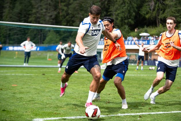 Adam Hlozek, (TSG Hoffenheim, 10), beim Abschluss gegen Koki Machida, (TSG Hoffenheilm, 28) TSG Hoffenheim, Fussball, Trainingslager, Saison Vorbereitung, Saison 2026 2027, GER, 06.08.2026, Eibner-Pressefoto Andreas Ulmer TSG Hoffenheim, Fussball, Trainingslager, Saison Vorbereitung, Saison 2026 2027, GER, 06.08.2026, Copyright: xEibner-Pressefoto AndreasxUlmerx EP_AUR