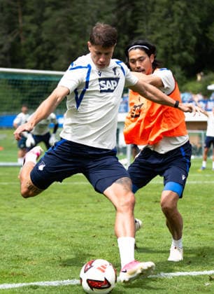 Adam Hlozek, (TSG Hoffenheim, 10), beim Abschluss gegen Koki Machida, (TSG Hoffenheim, 28) TSG Hoffenheim, Fussball, Trainingslager, Saison Vorbereitung, Saison 2026 2027, GER, 06.08.2026, Eibner-Pressefoto Andreas Ulmer TSG Hoffenheim, Fussball, Trainingslager, Saison Vorbereitung, Saison 2026 2027, GER, 06.08.2026, Copyright: xEibner-Pressefoto AndreasxUlmerx EP_AUR