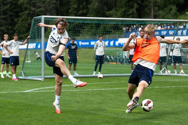 Patrick Wimmer, (TSG Hoffenheim, 08) beim Schuss, Nathan De Cat, (TSG Hoffenheim, 17) versucht vergeblich zu blocken, TSG Hoffenheim, Fussball, Trainingslager, Saison Vorbereitung, Saison 2026 2027, GER, 06.08.2026, Eibner-Pressefoto Andreas Ulmer TSG Hoffenheim, Fussball, Trainingslager, Saison Vorbereitung, Saison 2026 2027, GER, 06.08.2026, Copyright: xEibner-Pressefoto AndreasxUlmerx EP_AUR