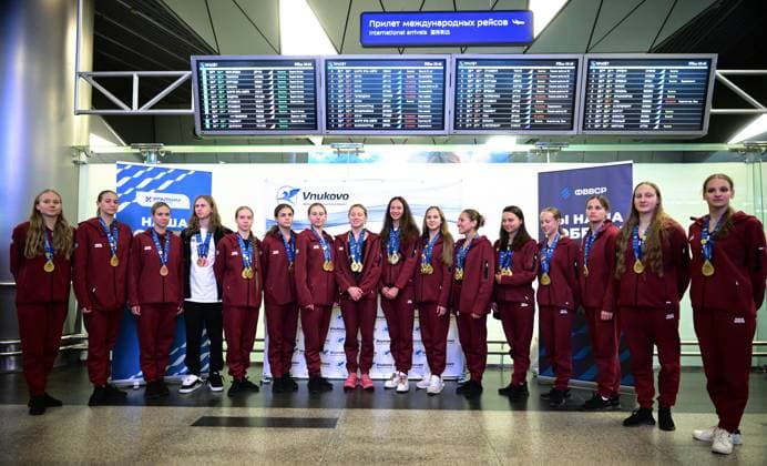 Russia European Aquatics Championships Team Arrival 9218413 07.08.2026 Russia s neutral artistic swimming team poses for a group photo after arriving from the European Aquatics Championships in Paris at Vnukovo International Airport in Moscow, Russia. Vladimir Astapkovich Sputnik Moscow Russia  Copyright: xVladimirxAstapkovichx