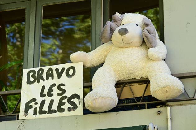 Stage 6 - Women S Tour De France 2026 A sign reading Well done girls with a teddy bear is displayed at the finish of Stage 6 of the 2026 Women s Tour de France, which ran from Montbrison to Tournon sur Rhone on August 6, 2026. Cyclist Kim Le Court Pienaar of the AG Insurance-Soudal Team won the stage. Tournon sur Rhone Ardeche France  Copyright: xRomainxDoucelinx originalFilename:doucelin-stage6wo260806_npTD1.jpg